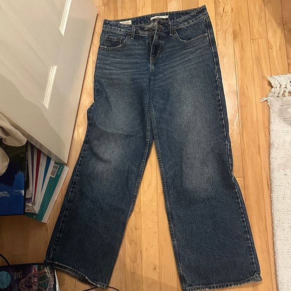 Levi Low Loose Dark Wash “Good Life” size 26, 30 inch inseam - Picture 3 of 5